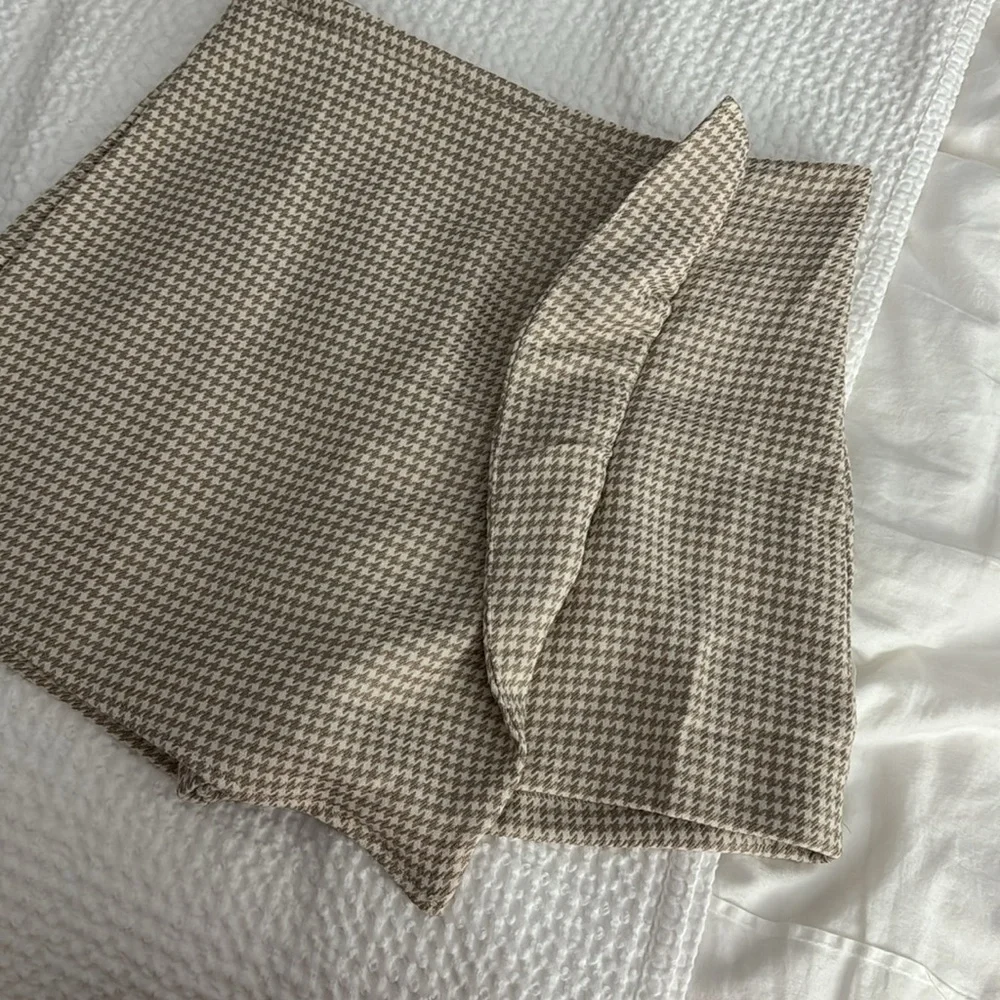 Tan/Cream Houndstooth Skort - Picture 2 of 7